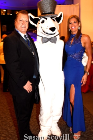 10. Dave and Jana Challenger paused for a photo with the Doggie!
