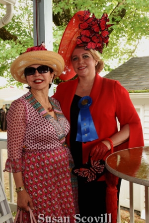 10. Gordana Loncar chatted with Kathleen Kenneally who won ''Best Hat to Toe'' award.