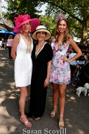 8. Peggy Conlin and Skylar Volz chatted with Conni McDonnell of Touché Accessories at the event .
