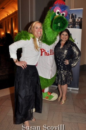 &. Jaimi Blackburn and Jennifer Robinson shared a moment with the Phillie Phanatic.