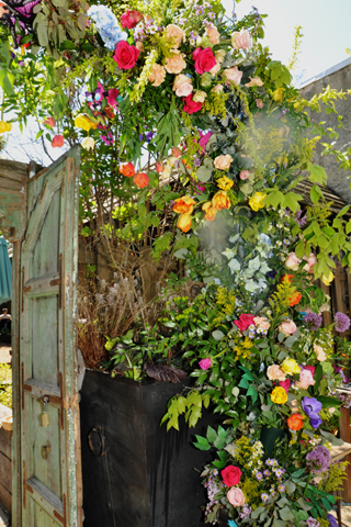 a beautiful flower arrangement adorend the entrqance to the Pop-up Garden in South Philadelpgua