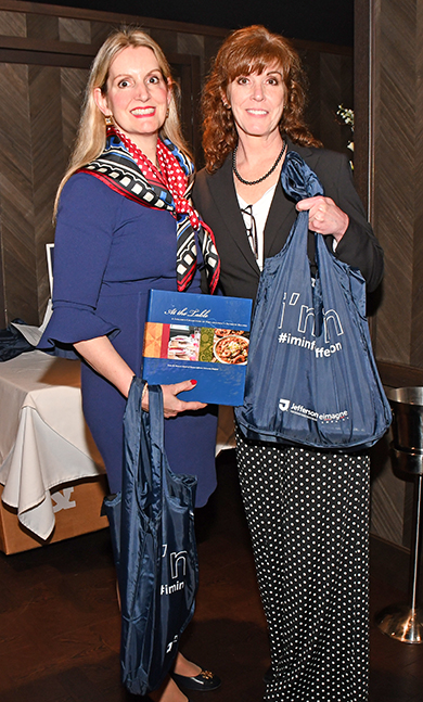 . Evelyn Bennett and Denyse Ellington gave out tjuh souvenirs after the event