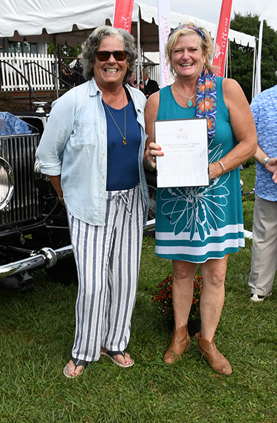 18 Tina Miller and Missy Schwartz posed with a 1929 Rolls Royce